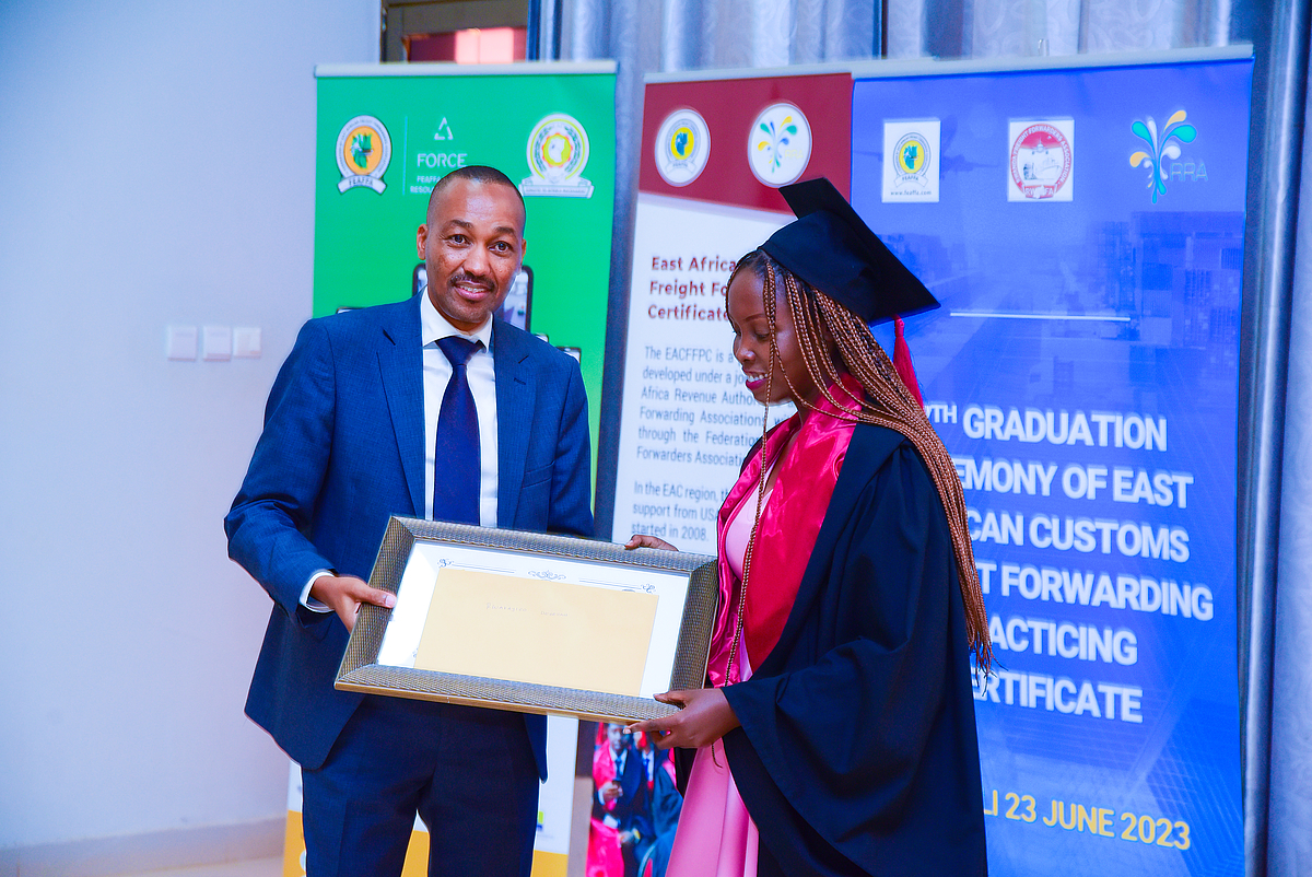 Abanyeshuri basoje amasomo mu bya gasutamo no kunganira abakora ubucuruzi bwambukiranya imipaka, basabwe kurangwa n’ubunyangamugayo