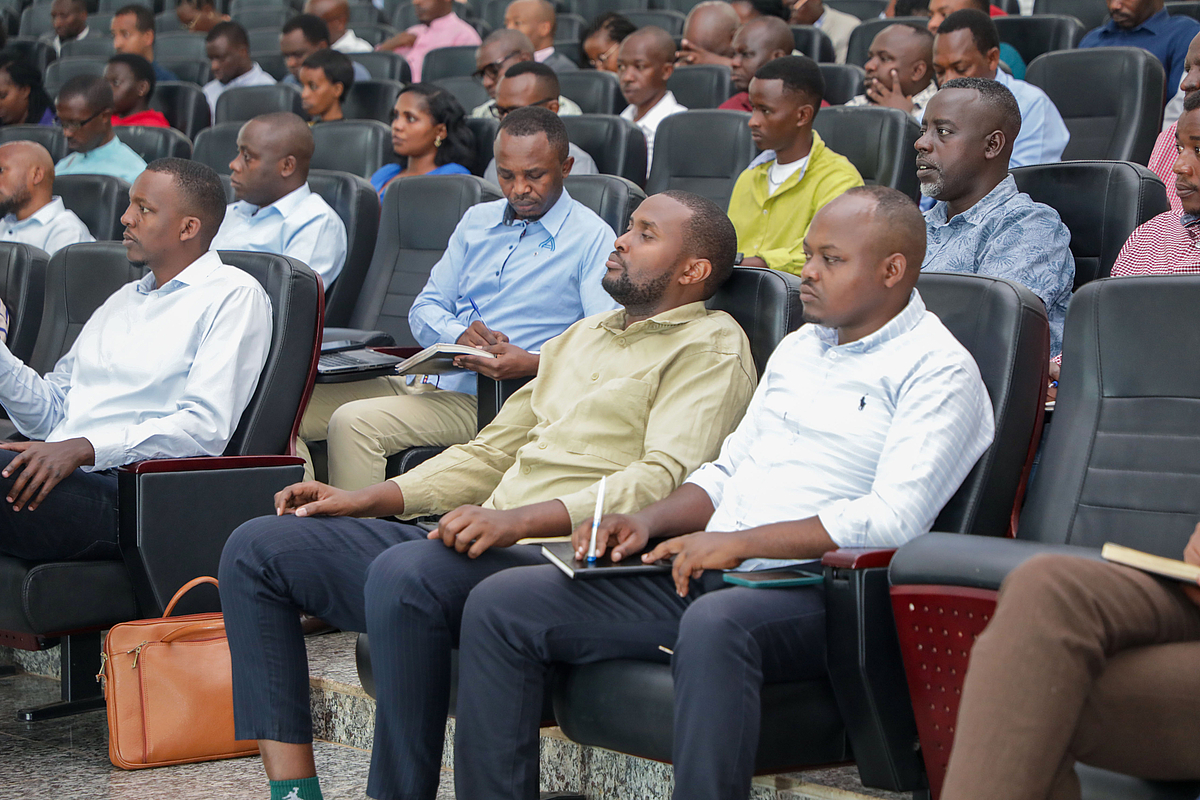 Ibigo byunganira abasora muri Gasutamo byasabwe kurushaho kunoza imikorere