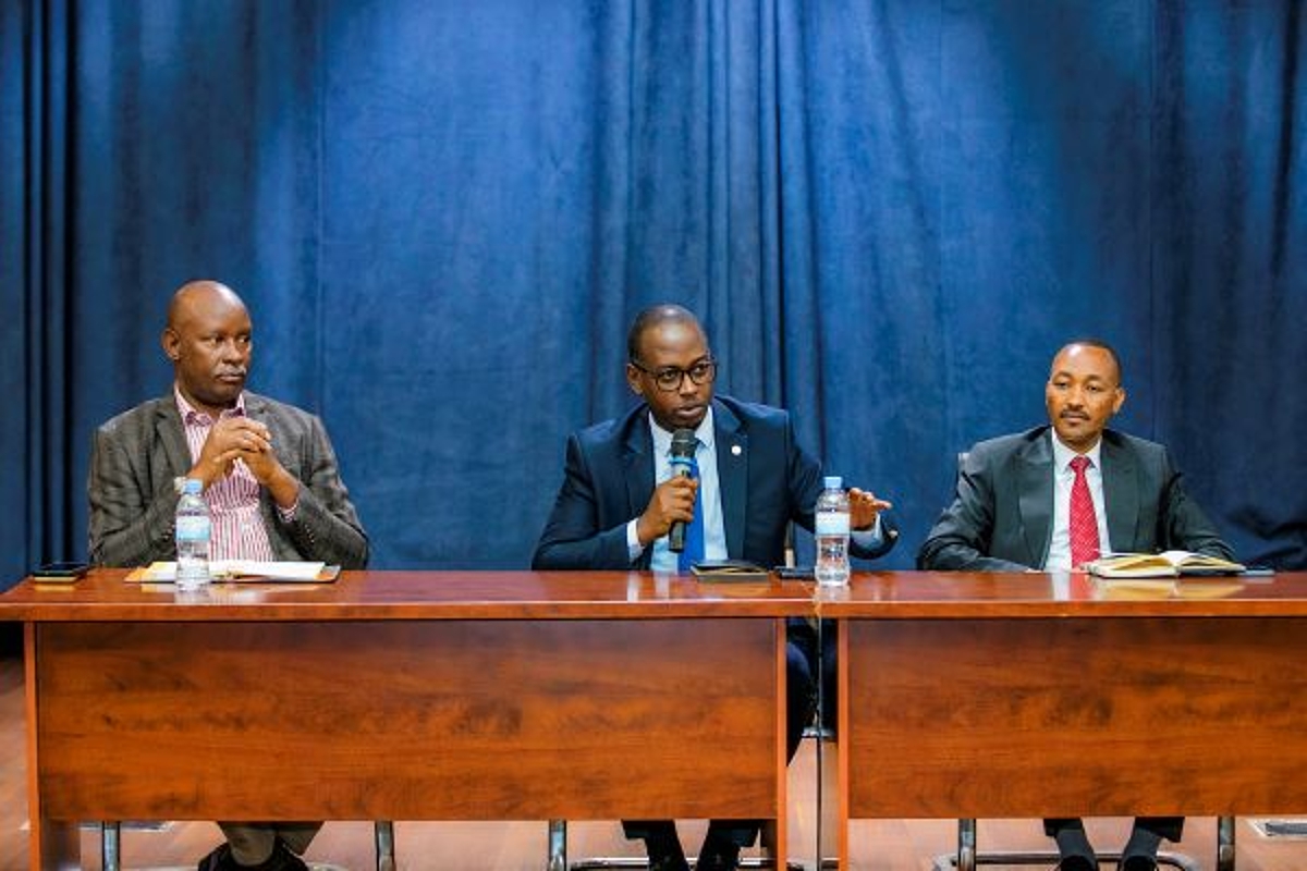 Komiseri Mukuru Niwenshuti yasabye abunganira abasora muri Gasutamo kunoza imikorere
